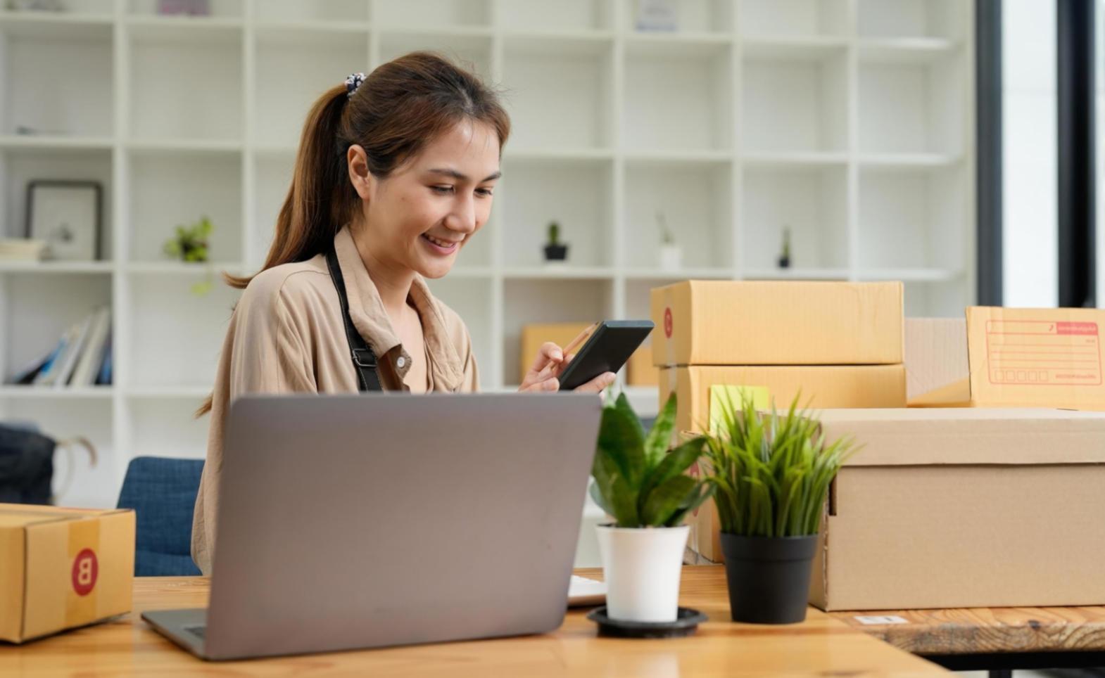 Étudiant travaillant sur une stratégie de référencement local