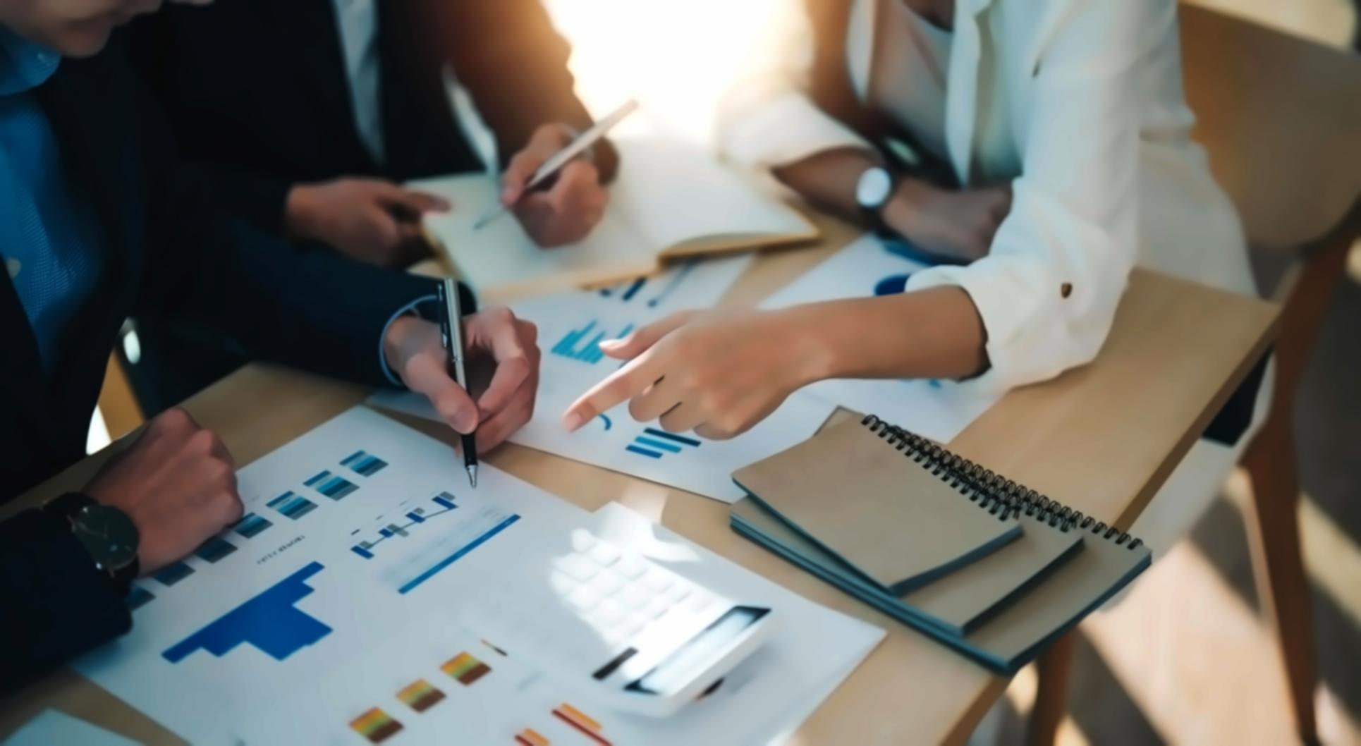 Étudiants travaillant sur des projets de SEO local