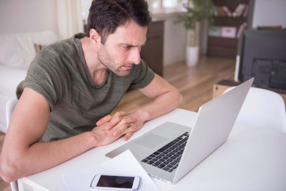 Apprenant travaillant sur des exercices de SEO local sur ordinateur portable